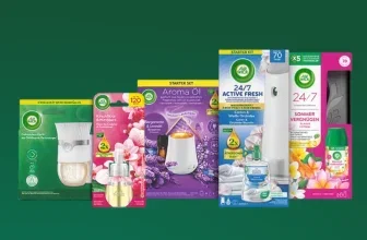 Verschiedene Air Wick Duftspender und Starter Sets vor grünem Hintergrund