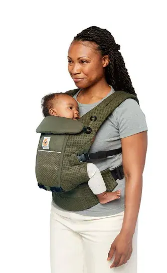 Ergobaby Adapt Babytrage für Neugeborene Olive Green für 89,99 € inkl. Versand (statt 139,90 €)