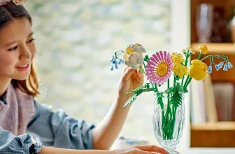 Mädchen baut einen bunten LEGO-Blumenstrauß in einer Vase