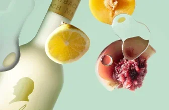 Ein Bild von einer Flasche Weißwein mit verschiedenen Früchten