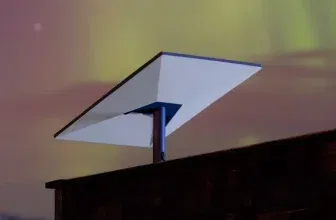 Satellitenschüssel auf dem Dach mit Sternenhimmel im Hintergrund