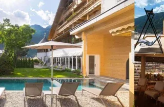 Blick auf den Valserhof in idyllischer Landschaft