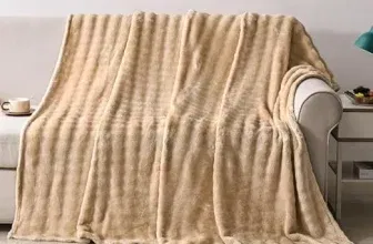 Weiche Kuscheldecke Kaffeefarbe für 4,99 € inkl. Prime-Versand (statt 9,99 €)