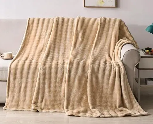 Weiche Kuscheldecke Kaffeefarbe für 4,99 € inkl. Prime-Versand (statt 9,99 €)