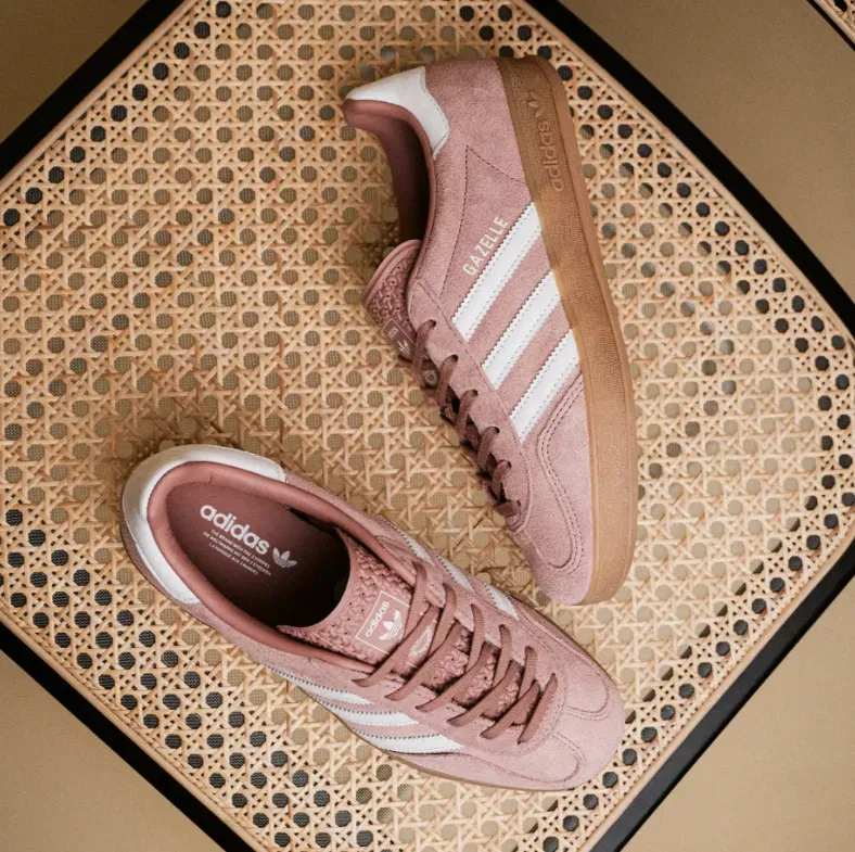 adidas Gazelle Indoor W Warm Clay  Cloud White  Gum JS1397 (Gr. 36 bis 39 1/3) für 58,73 € inkl. Versand (statt 74,94 €)