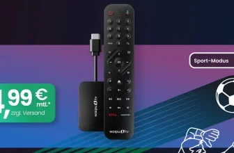 Ein schwarzer TV-Stick und eine Fernbedienung auf einem farbigen Hintergrund mit Werbung für waipu.tv
