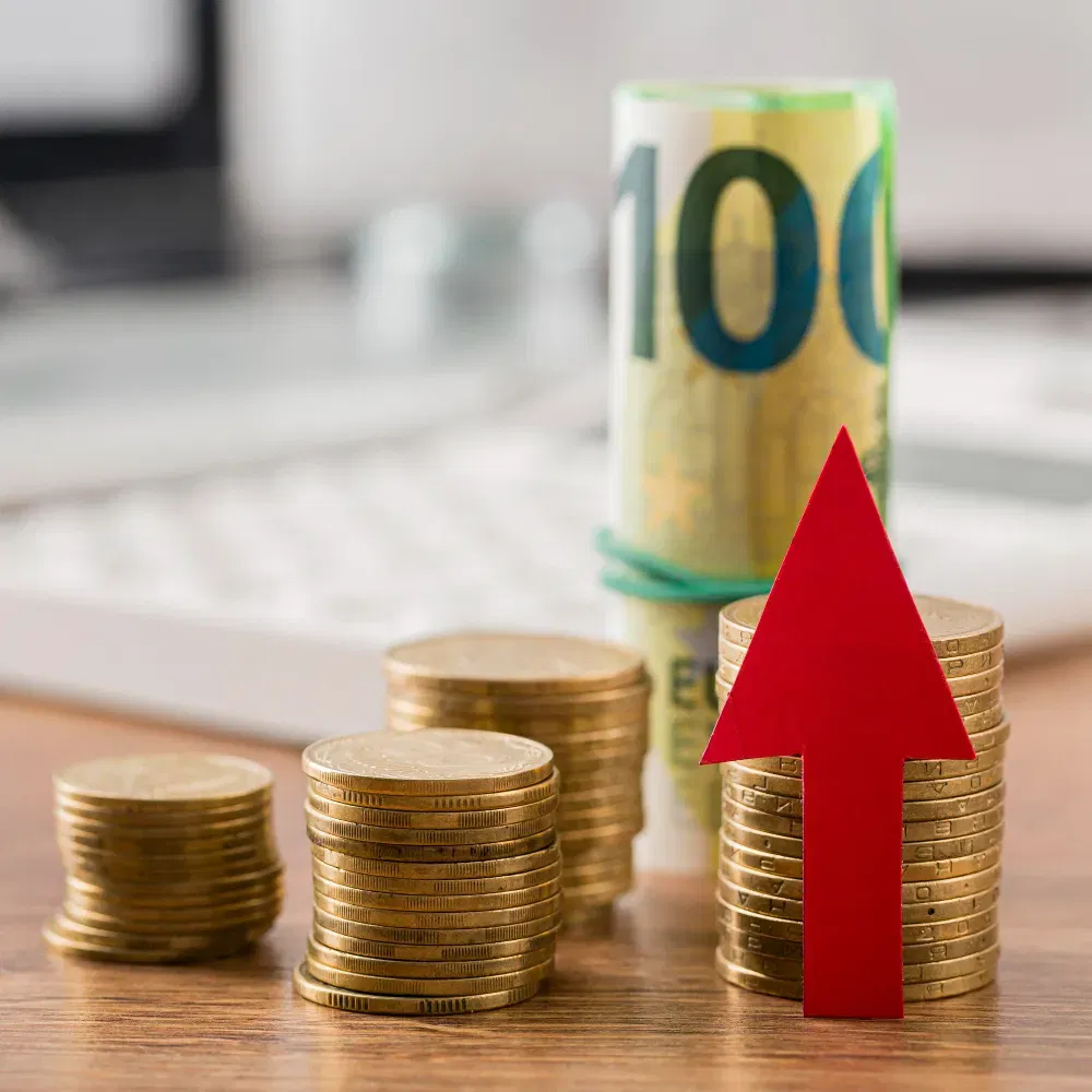 Euro-Münzen Und Scheine Mit Rotem Pfeil