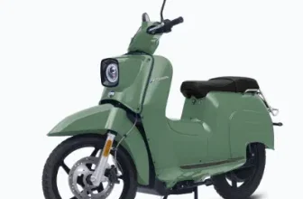 Grüner eSchwalbe 50er Elektroroller mit stylischer Optik