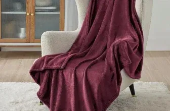 Weinrote Kuscheldecke auf Sofa