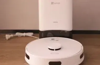 Ezviz RE5 Plus Saugroboter mit Wischfunktion, weiß, auf Holzboden