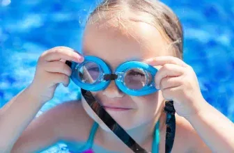 Schnäppchen, Deals und Rabattcodes des Tages - Bild von Hamburg mit dem Text 'Ab ins Wasser'