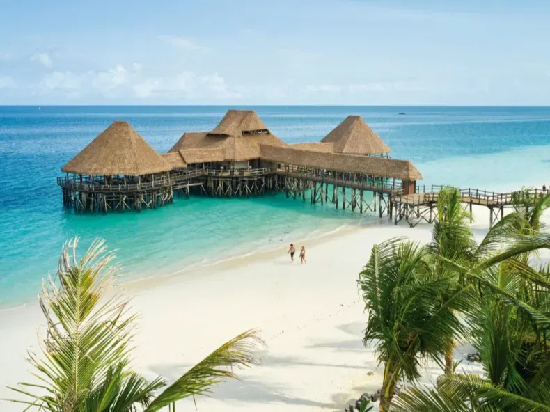 Strand Mit Palmen Und Einem Holzsteg Zum Hotel