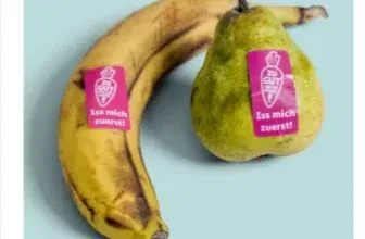 Ein Bananen und eine Birne mit "Iss mich zuerst!" Etiketten
