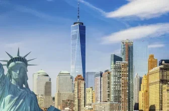 New York Skyline mit Statue of Liberty und MSC Meraviglia Kreuzfahrtschiff