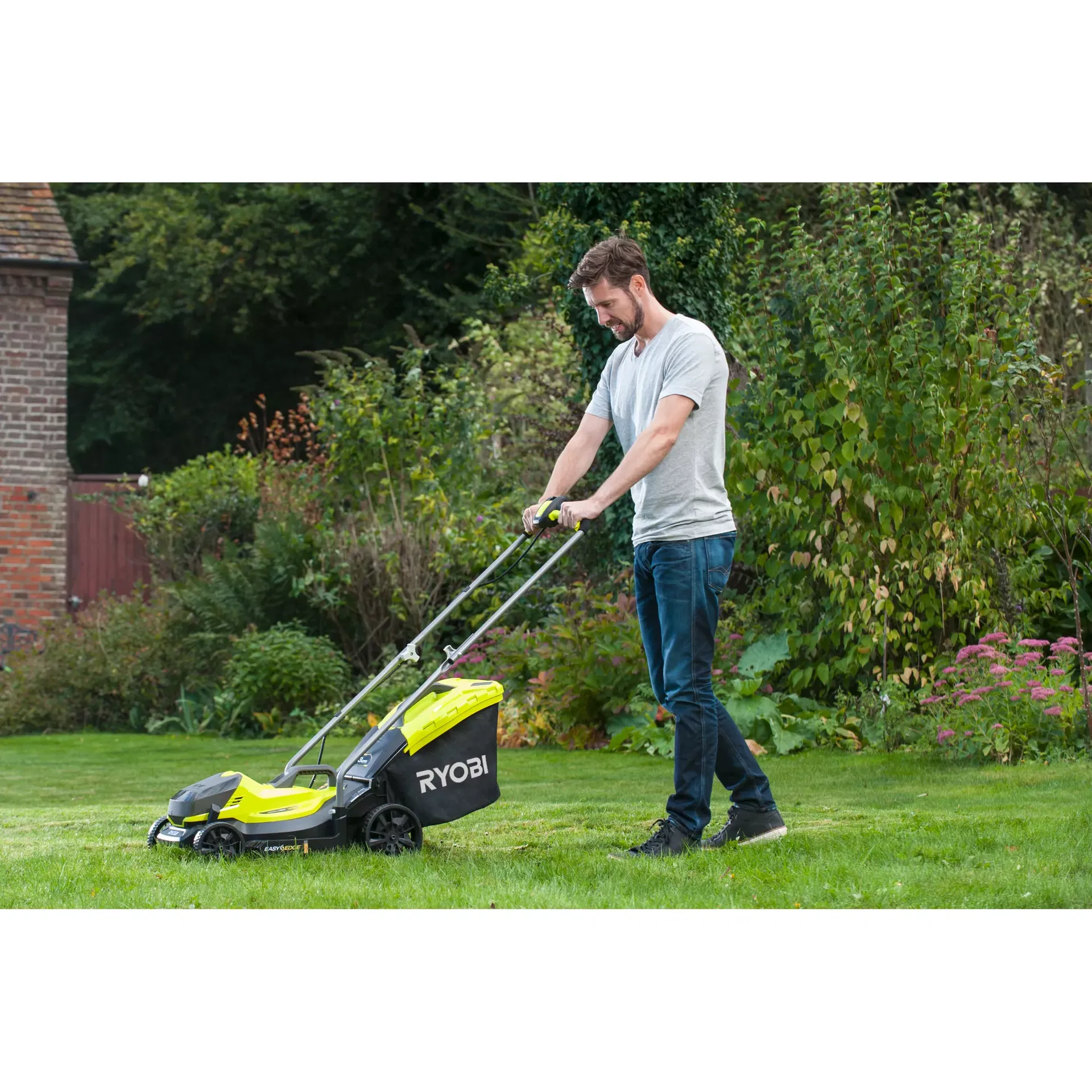 Ryobi OLM1833LT23A Akku Rasenmaeher Trimmer Mann Schnäppchen, Deals und Rabattcodes des Tages - Mann mit Ryobi OLM1833LT23A Akku Rasenmäher Trimmer