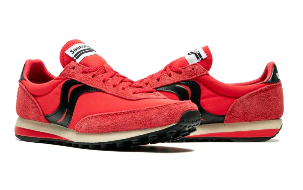 Rote Saucony-Trainingschuhe