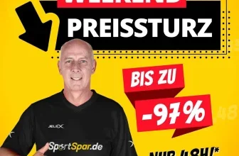 Ein Mann mit einem schwarzen T-Shirt, das SportSpar.de-Logo zeigt, vor gelbem Hintergrund mit Werbeelementen
