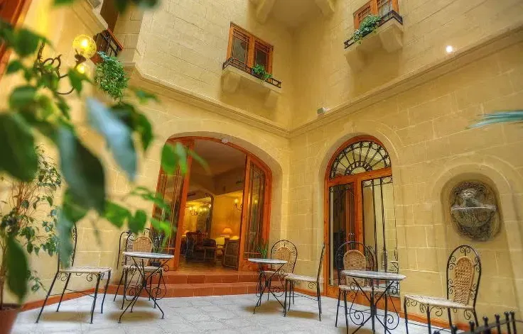 Schnäppchen, Deals Und Rabattcodes Des Tages: Außenansicht Des St. Patrick'S Hotel In Xlendi, Gozo