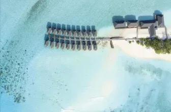 Malediven Strand mit türkisfarbenem Wasser und weißen Sandstränden