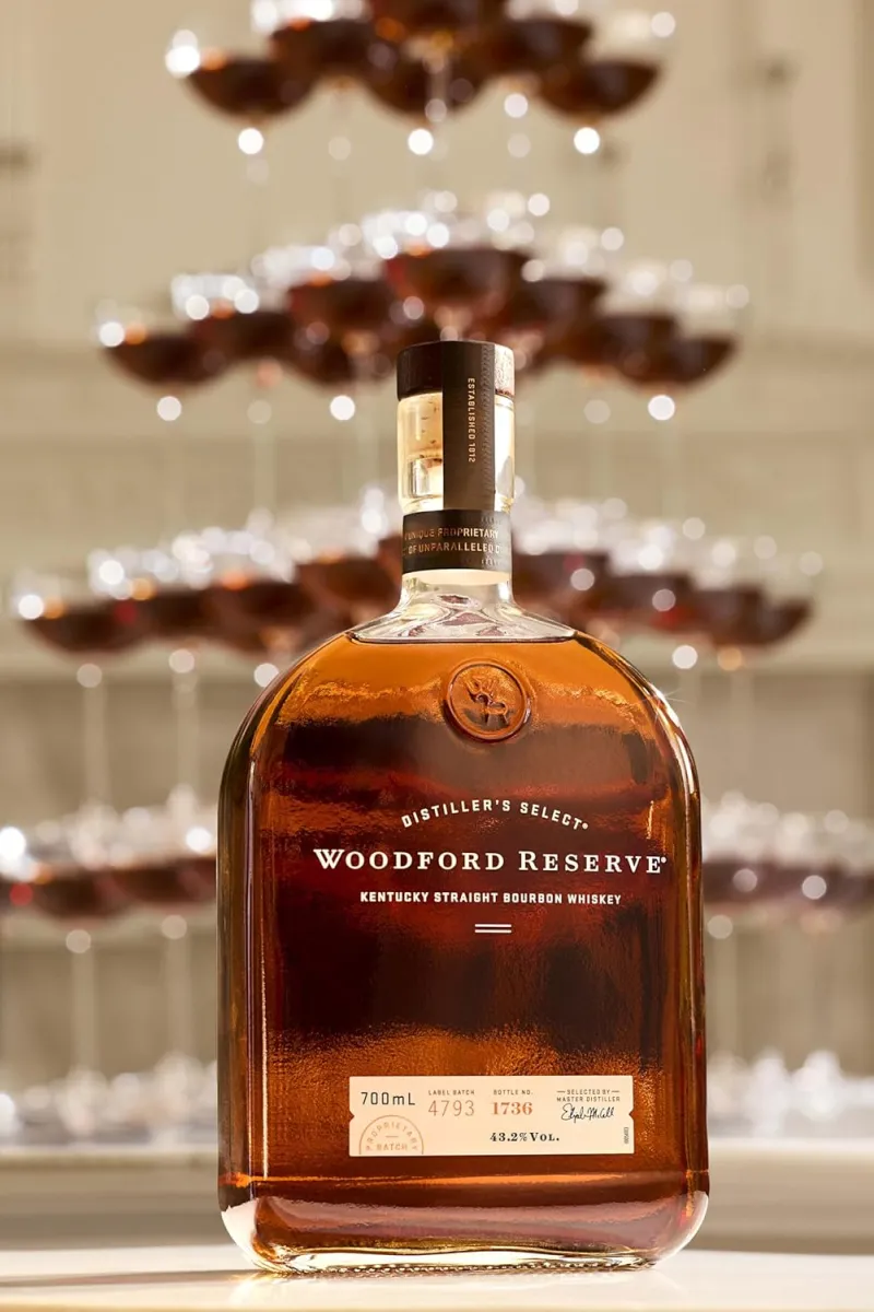 Schnäppchen, Deals und Rabattcodes des Tages - Woodford Reserve Bourbon Whiskey Gläser im Hintergrund