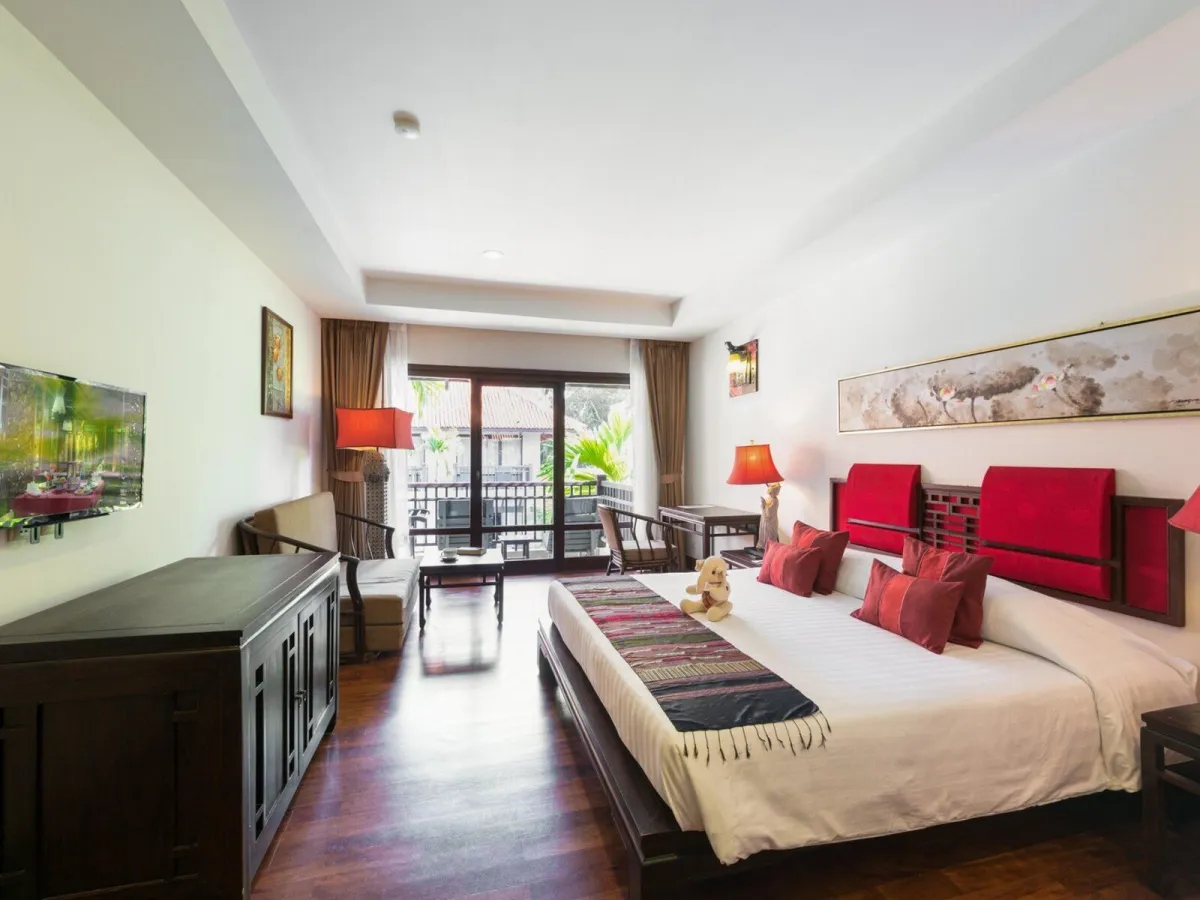 Hotelzimmer mit Doppelbett, TV und Balkon