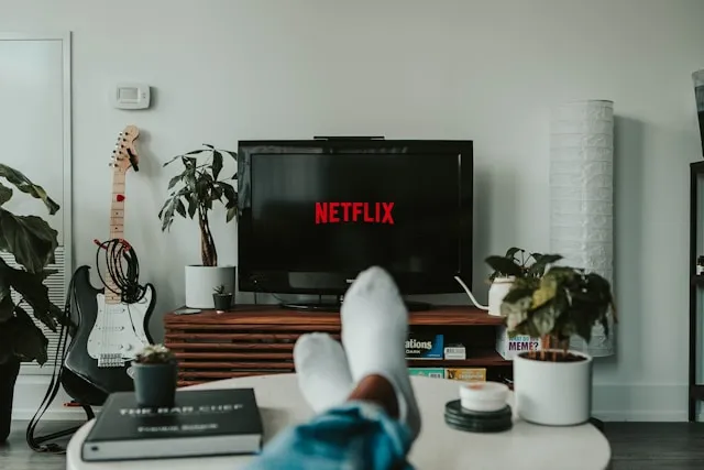 Netflix auf Fernseher im Wohnzimmer als Beispiel für Account Sharing im Haushalt