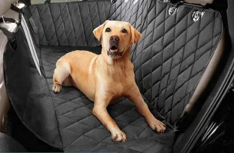Hundedecke für die Rückbank mit Hund