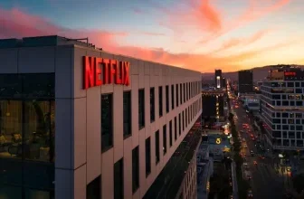Ein großes Netflix-Gebäude in einer Stadt während des Sonnenuntergangs