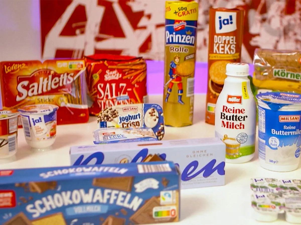 1svc32 Markenprodukte und Eigenmarken Vergleich Lebensmittel Kekse Joghurt Milch Preisunterschied