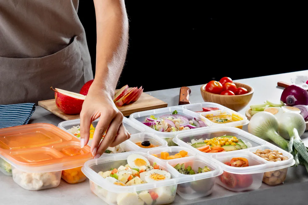 2149092444 Meal Prep Vorbereitung mit vorbereiteten Mahlzeiten, Gemüse, Eiern und günstiger Wochenplanung