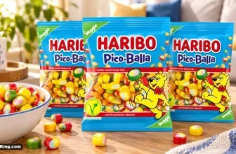 Drei blaue Haribo Pico-Balla Beutel mit Fruchtgummis und Schale auf einem Holztisch