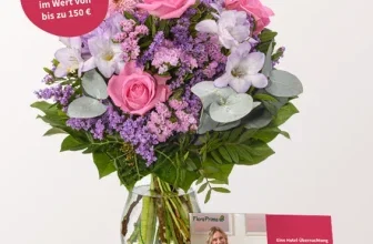 Blumenstrauß Zauberhaft mit rosa Rosen, lila Blumen und grünen Blättern in einer Glasvase
