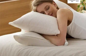 Frau mit BEDSURE Musselin Kissenbezug 40 x 80 2er Set