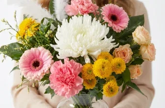 Blumenstrauß Osternest - zauberhafter Strauß mit rosa und weißen Rosen, gelben und rosa Gerbera