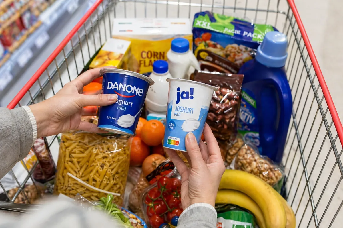 ChatGPT Image 29. Apr. 2026 15 30 16 Markenprodukt vs Eigenmarke Joghurt im Einkaufswagen Supermarkt Preisvergleich