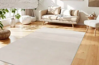 Beiger Flausch-Teppich im hellen Wohnzimmer mit Detailaufnahme der weichen Oberfläche