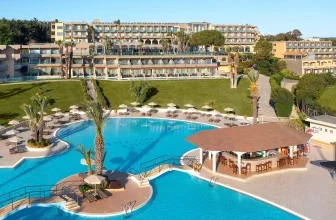 Blick auf den Pool des Kresten Palace Hotels mit Bar und Liegestühlen