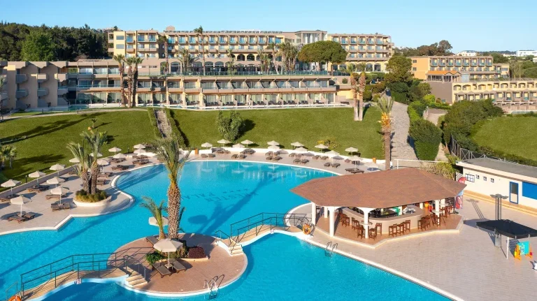 Blick auf den Pool des Kresten Palace Hotels mit Bar und Liegestühlen