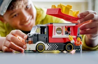 Kind spielt mit LEGO City Pommes-Foodtruck und Minifigur