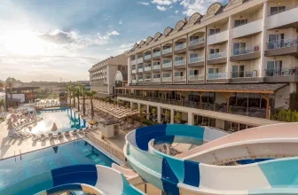 Ein Foto des Mary Hotel Side (ex Mary Palace) mit Blick auf den Pool und die Wasserrutsche