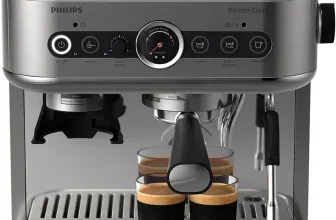 Philips Barista Brew Espressomaschine in Silber mit Bohnenbehälter und zwei Tassen Espresso auf dem Tropfgitter