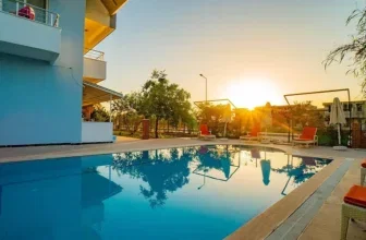 Ein Foto vom Prenses Sealine Beach Hotel mit Blick auf den Pool und die umliegende Landschaft