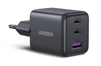 Ein schwarzes UGREEN-Ladegerät mit drei Ports (2x USB-C, 1x USB-A) auf weißem Hintergrund.