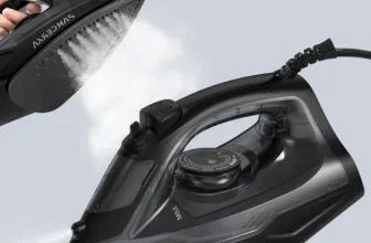 Ein schwarzes PANCERKA Dampfbügeleisen mit Dampfstoßfunktion auf grauem Hintergrund