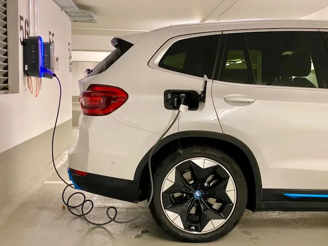 Elektroauto lädt in Tiefgarage an Wallbox – Beispiel für Wallbox Prämie in Mehrfamilienhaus