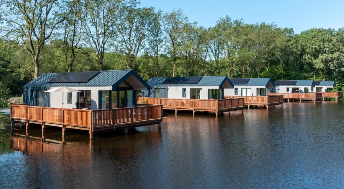 Ferienhaus am Wasser in Holland: 5 Tage bei Landal ab 83€ p.P. (bei 4 Leuten) im modernen Haus direkt am See