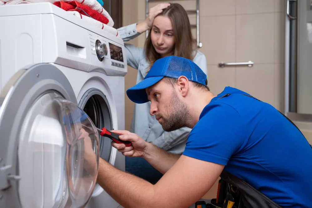 435 Waschmaschine Reparatur Techniker prüft Defekt Reparieren statt neu kaufen
