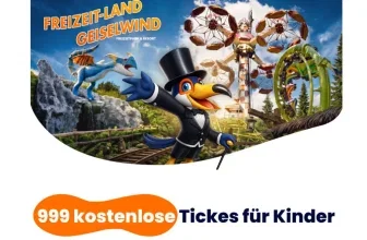 Ein bunter Freizeitpark mit einem Cartoonvogel und einem Dinosaurier, im Hintergrund Fahrgeschäfte
