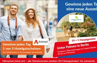 Ein Paar im Urlaub, im Hintergrund ein Bild von Tropical Islands