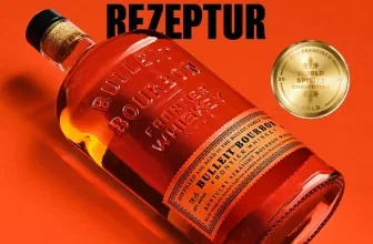 Bulleit Bourbon Flasche auf orangem Hintergrund mit Text Preisgekrönte Rezeptur und Goldmedaille